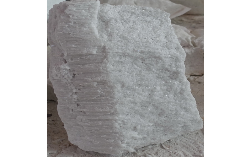 White aluminium oxide crude lumps